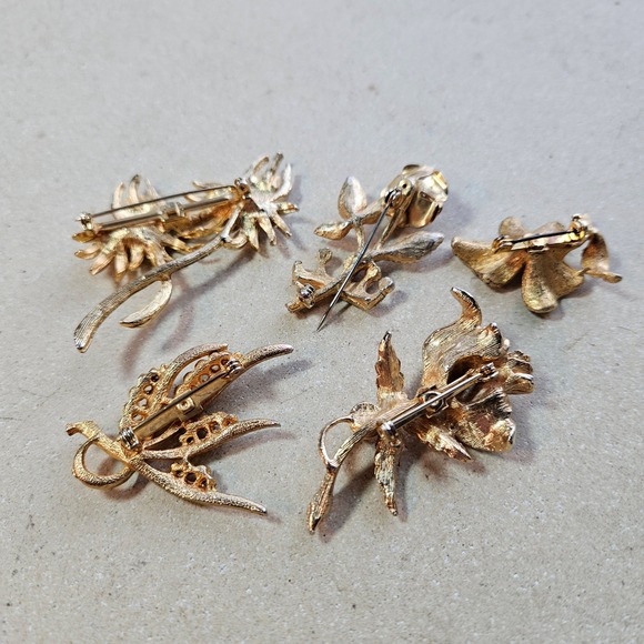 Vtg Gold Tone Floral Brooch Lot 5pc Rhinestone Pearl Rose Lily Pins Mixed Set - Picture 10 of 10